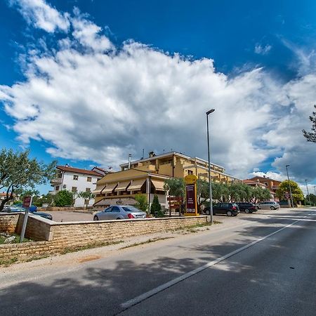 Vilola Panzió Zambratija Kültér fotó